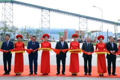 Thủ tướng Nguyễn Xuân Phúc và các đại biểu cắt băng khánh thành dự án Nhà máy nhiệt điện Thái Bình. (Ảnh: Thống Nhất/TTXVN)