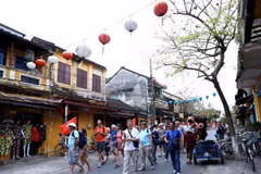 Du khách quốc tế tham quan phố cổ Hội An. (Ảnh: Quang Quyết/TTXVN)