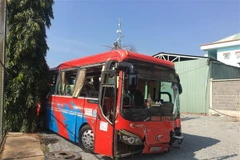 Xe ôtô khách biển kiểm soát 72B-019.34 bị nạn. (Ảnh: Huỳnh Ngọc Sơn/TTXVN)