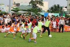 Huấn luyện viên Park Hang-seo trực tiếp tham gia đá bóng cùng các cầu thủ nhí tỉnh An Giang. (Ảnh: Công Mạo/TTXVN)