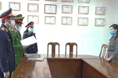 Cơ quan chức năng đọc lệnh tạm giam đối với Nguyễn Thị Thùy Linh. (Ảnh: TTXVN phát)