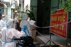 Nhân viện Trạm y tế lưu động phường Hải Cảng (thành phố Quy Nhơn) đến thăm khám cho bệnh nhân F0 đang điều trị tại nhà. (Ảnh:TTXVN phát)