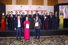 Chủ tịch Quốc hội Vương Đình Huệ chứng kiến Lễ trao các thoả thuận hợp tác giữa doanh nghiệp 2 nước. (Ảnh: Doãn Tấn/TTXVN)