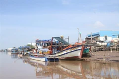 Các phương tiện ghe, tàu neo đậu tại cửa biển Cái Cùng (huyện Hòa Bình, tỉnh Bạc Liêu). (Ảnh: Chanh Đa/TTXVN)