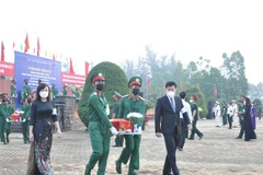 An táng các hài cốt liệt sỹ tại Bình Phước. (Ảnh: TTXVN phát)