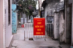 Phong tỏa cụm dân cư đường Lê Lai, thành phố Thanh Hóa do có ca mắc COVID-19. (Ảnh: Nguyễn Nam/TTXVN)
