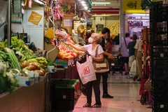Người dân mua rau quả tại siêu thị ở Zaragoza, Tây Ban Nha. (Ảnh: AFP/TTXVN)