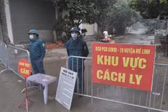 Lực lượng chức năng lập chốt tại khu vực có ca nghi nhiễm tại Hà Nội. (Ảnh: Phạm Hùng/TTXVN phát)