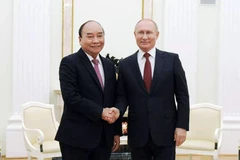 Tổng thống Nga Vladimir Putin đón Chủ tịch nước Nguyễn Xuân Phúc. (Ảnh: TTXVN)