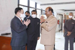 Chủ tịch Hạ viện Ấn Độ Om Birla đón Chủ tịch Quốc hội Vương Đình Huệ. (Ảnh: Doãn Tấn/TTXVN)