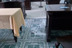 Lọ nghi là thuốc diệt côn trùng mà ông Cường đã uống. (Ảnh: Tuổi Trẻ)