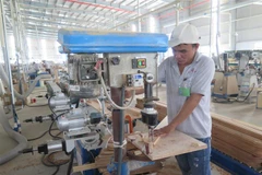 Sản xuất đồ gỗ xuất khẩu sang thị trường Mỹ tại Công ty Triệu Phú Lộc (Bình Dương). (Ảnh: TTXVN)
