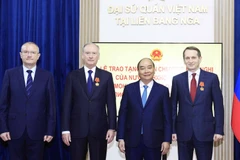 Chủ tịch nước Nguyễn Xuân Phúc với Thư ký Hội đồng An ninh Quốc gia, Giám đốc Cơ quan Tình báo Đối ngoại và đại diện Trung tâm Đào tạo thuộc Cơ quan Tình báo đối ngoại Liên bang Nga. (Ảnh: Thống Nhất/TTXVN)