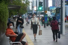 Người dân đeo khẩu trang phòng dịch COVID-19 tại Jakarta, Indonesia, ngày 5/11. (Ảnh: THX/TTXVN)