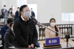 Bị cáo Dương Văn Hòa (nguyên Hiệu trưởng Trường Đại học Đông Đô) khai báo trước tòa. (Ảnh: TTXVN phát)