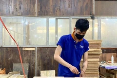 Công ty Cổ phần Chế biến gỗ Thuận An làm các chi tiết mặt gỗ cổ điển theo đơn đặt hàng. (Ảnh minh họa: Hồng Nhung/TTXVN)