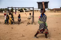 Người dân tại trại tị nạn ở Kajuru, bang Kaduna, Nigeria, ngày 14/2/2019. (Ảnh: AFP/TTXVN)