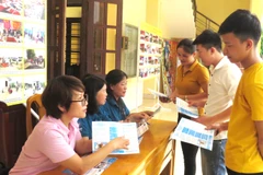 Các hoạt động tư vấn, hỗ trợ pháp lý cho phụ nữ và người dân các xã hưởng lợi từ dự án. (Ảnh: Võ Dung/TTXVN)