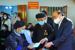 Chủ tịch nước Nguyễn Xuân Phúc đến thăm, tặng quà hộ gia đình ông Tráng Vần May, thôn Tân Bình, xã Việt Vinh, huyện Bắc Quang, tỉnh Hà Giang. (Ảnh: Minh Đức/TTXVN)