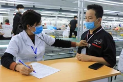 Tiêm vaccine phòng COVID-19 cho công nhân tại Công ty TNHH Goerteck Vina, Khu công nghiệp Quế Võ, tỉnh Bắc Ninh. (Ảnh: Thanh Thương/TTXVN)
