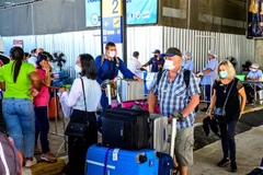 Du khách nước ngoài tới sân bay Phuket, Thái Lan. (Ảnh: AFP/TTXVN)