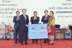 Chủ tịch Quốc hội Vương Đình Huệ và Chủ tịch Quốc hội Lào Xaysomphone Phomvihane chứng kiến Lễ trao số tiền 5 tỷ đồng của thành phố Hà Nội hỗ trợ Quốc hội nước CHDCND Lào trong công tác phòng, chống dịch COVID-19. (Ảnh: Doãn Tấn/TTXVN)