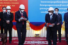 Chủ tịch nước Nguyễn Xuân Phúc cùng Chủ tịch Quốc hội Campuchia Samdech Akka Moha Ponhea Chakrei Heng Samrin dự Lễ động thổ xây dựng tòa nhà hành chính mới của Quốc hội Campuchia. (Ảnh: Thống Nhất/TTXVN)