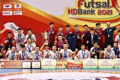 Đại diện Ban tổ chức trao Cup vô địch Quốc gia futsal HDBank năm 2021 cho đội bóng Thái Sơn Nam. (Ảnh: Thanh Vũ/TTXVN)