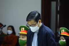 Bị cáo Nguyễn Văn Tứ (cựu Chánh Văn phòng Thành ủy Hà Nội, cựu Giám đốc Sở Kế hoạch và Đầu tư thành phố Hà Nội) tại phiên xét xử ngày 27/12. (Ảnh: TTXVN)