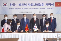 Chủ tịch Quốc hội Vương Đình Huệ chứng kiến Bộ trưởng Bộ Lao động-Thương binh và Xã hội Việt Nam Đào Ngọc Dung và Bộ trưởng Bộ Y tế và Phúc lợi Hàn Quốc Kwon Deok-cheol thực hiện Lễ ký. (Ảnh: Doãn Tấn/TTXVN)