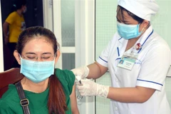 Tiêm vaccine ngừa COVID-19 cho các lứa tuổi ở Sóc Trăng. (Ảnh: Trung Hiếu/TTXVN)