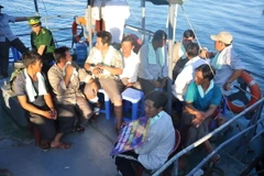 [Photo] Đưa 10 ngư dân gặp nạn trở về đảo Lý Sơn an toàn