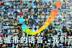 [Photo] Bức tường dài 350m trang trí 1.000 khuôn mặt cười