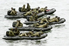 [Photo] Nhật Bản tiến hành tập trận bảo vệ biển đảo