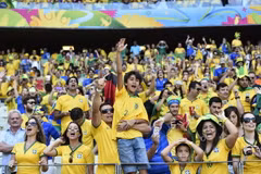 Người giàu Brazil "đốt tiền" để vào sân vận động xem túc cầu 