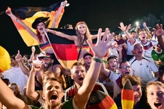 Các cổ động viên ở Brazil vui bóng đá chớ quên cảnh giác