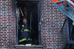 [Photo] Nhiều căn hộ bị thiêu rụi trong vụ cháy chung cư ở Mỹ