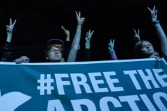 Nga thả 30 thủy thủ trên con tàu của Greenpeace