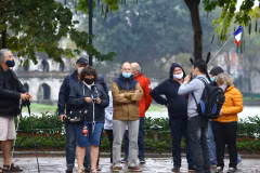 Nhiều người nước ngoài cảm thấy thú vị khi có cơ hội đón Tết tại Việt Nam. (Ảnh minh họa: TTXVN)