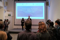 Triển lãm thu hút đông đảo người xem. (Ảnh: Minh Thu/Vietnam+)