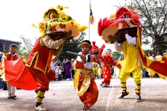 Tiết mục múa sư tử truyền thống trong đám rước đêm Rằm sẽ được tái hiện trong chương trình nghệ thuật 'Trung thu cho em.' (Ảnh: Bộ VHTTDL)