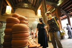 Lễ khai mạc thu hút đông đảo người xem, trong đó có du khách nước ngoài. (Ảnh: Thanh Tùng/TTXVN)