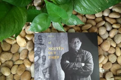 Cuốn sách là nén tâm nhang tưởng nhớ nhà văn. (Ảnh: Minh Thu/Vietnam+)