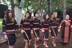 Lễ bỏ mả (Pơ thi) là lễ hội lớn của người Gia Rai. Sau nghi lễ, cả buôn làng sẽ cùng nhảy múa thâu đêm. (Ảnh: Minh Thu/Vietnam+)