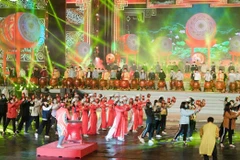 Các nghệ sỹ tổng duyệt màn trống hội hoành tráng tại chương trình nghệ thuật chào mừng thành công của Đại hội Đảng. (Ảnh: VOV)