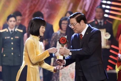 Tác giả Cao Thùy Giang, Báo điện tử VietnamPlus nhận giải. (Ảnh: Tá Hiển/Vietnam+) 