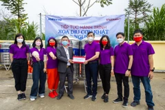 Lãnh đạo Báo Điện tử VietnamPlus trao tặng bình nước cho lãnh đạo xã Phố Cáo. (Ảnh: Minh Sơn/Vietnam+)