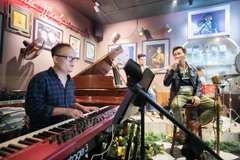 Ca sỹ Lê Anh Dũng tập luyện cùng ban nhạc. (Ảnh: NVCC)