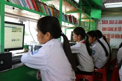 Thư viện lưu động tại tỉnh Sơn La giúp người dân vùng sâu, vùng xa có thể khai thác, tìm kiếm thông tin tại chỗ. (Ảnh: Diệp Anh/TTXVN)