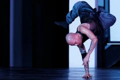 Nghệ sỹ múa Nguyễn Duy Thành trong một phần trình diễn múa đương đại. (Ảnh: NVCC)